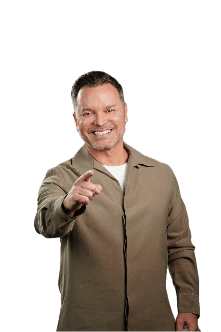 Carlos Sánchez sonriendo